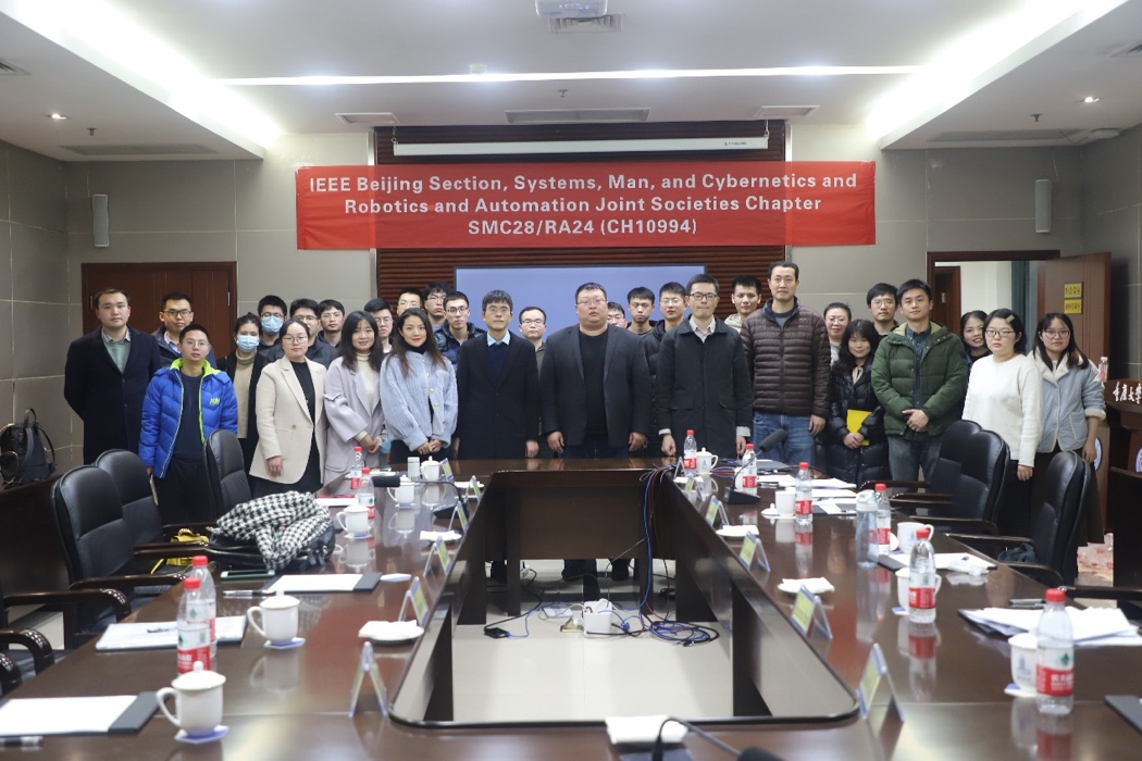 会议室里的人们描述已自动生成